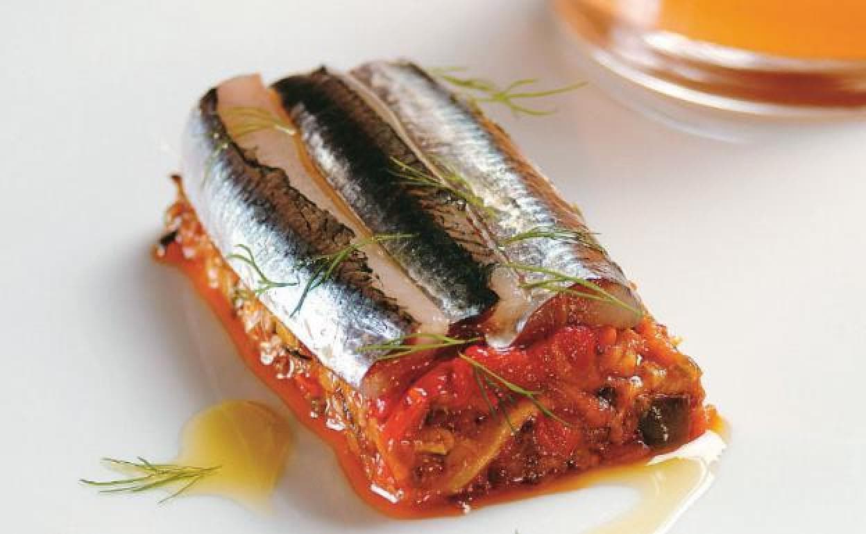 Receta de lasaña fría de anchoas marinadas con verduras de temporada y  salsa de gazpacho vasco de Martín Berasategui | El Diario Vasco