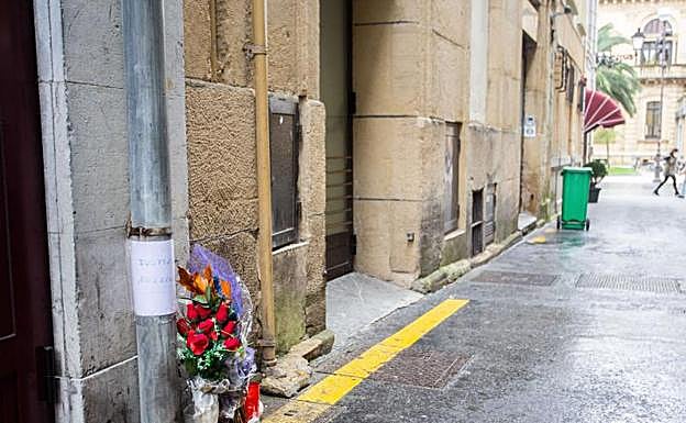 Un ramo de flores en el lugar donde hace un año, la primera noche de Semana Grande, se produjo la agresión a Asier.