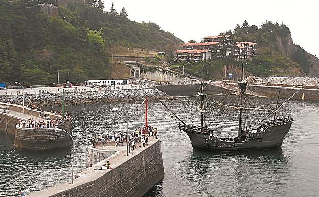 La primera réplica de la 'Victoria', en el puerto de Mutriku.