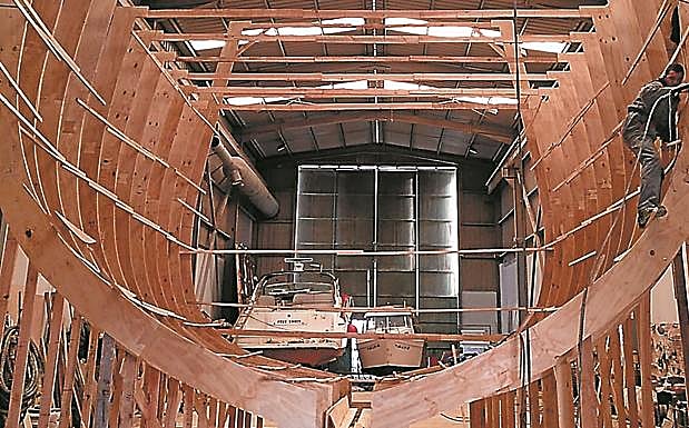 Imagen principal - La réplica que se está construyendo en Huelva no podrá navegar. Tendrá un armazón de fibra de vidrio que se recubrirá con madera de iroko. :: Fundación Nao vVctoria