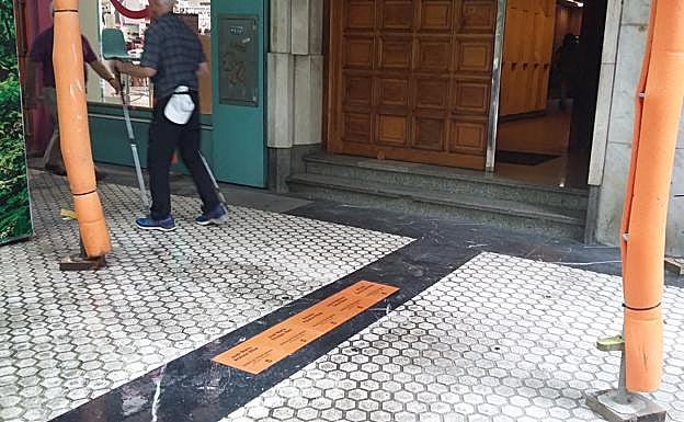 Una de las placas ya limpiadas.