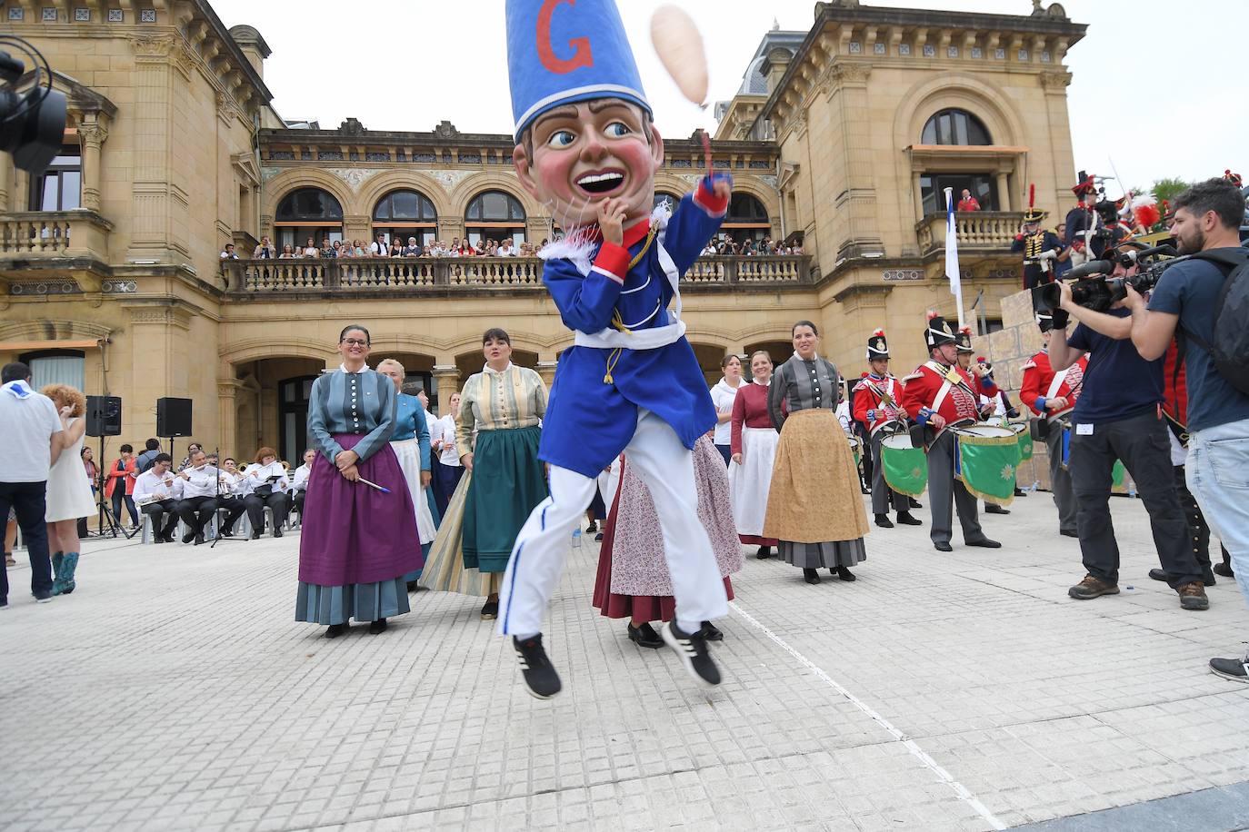 El tiempo respetó y la lluvia no hizo presencia en Donostia durante el inicio festivo de la Semana Grande 2019, lo que permitió que las calles de la ciudad se llenaran de donostiarras y visitantes para disfrutar del Cañonazo y del programa de actividades.