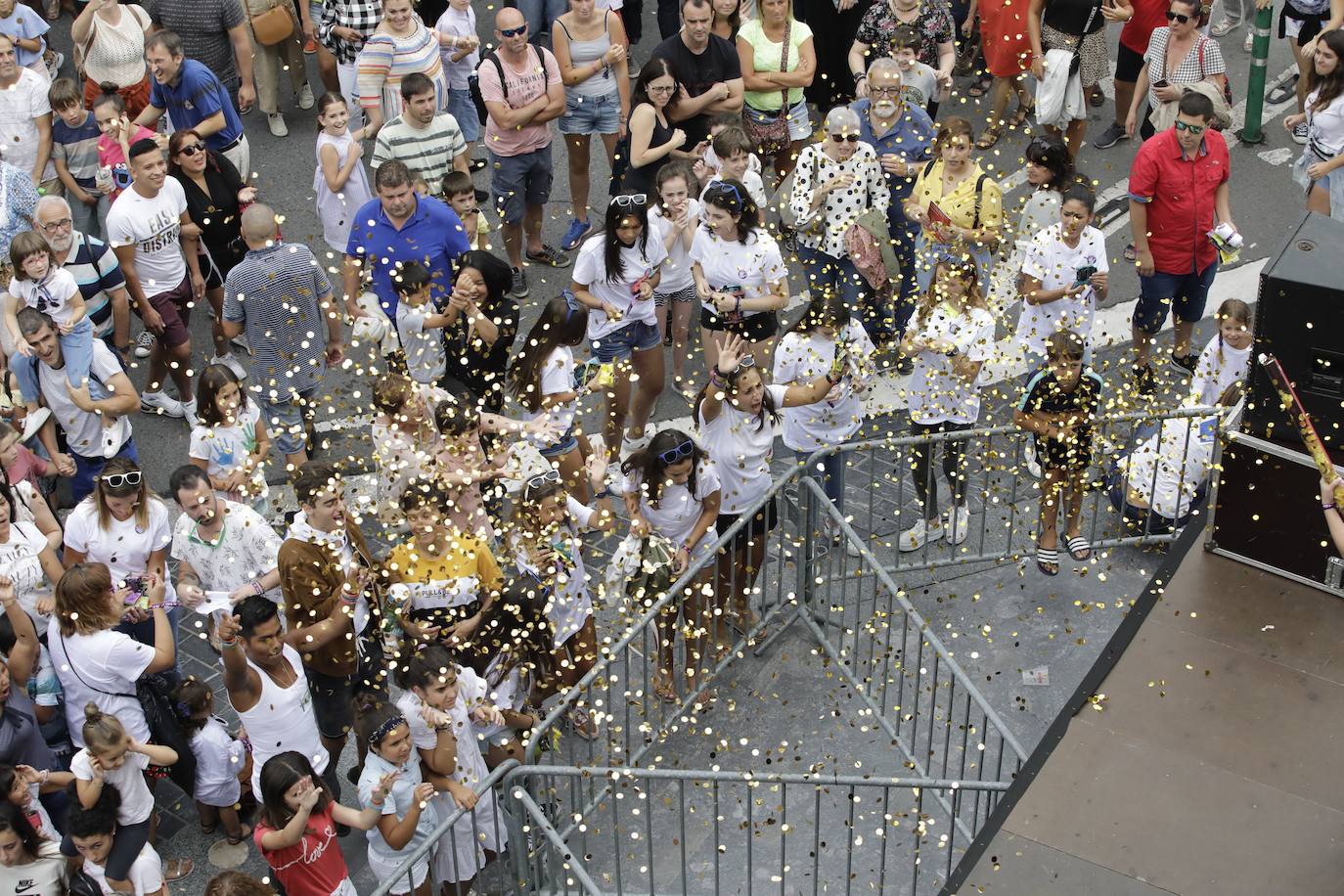 El tiempo respetó y la lluvia no hizo presencia en Donostia durante el inicio festivo de la Semana Grande 2019, lo que permitió que las calles de la ciudad se llenaran de donostiarras y visitantes para disfrutar del Cañonazo y del programa de actividades.