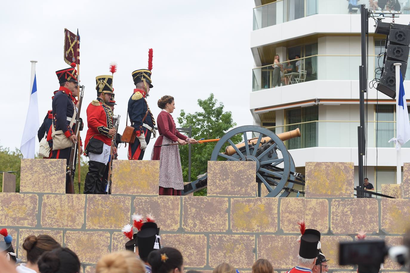 El tiempo respetó y la lluvia no hizo presencia en Donostia durante el inicio festivo de la Semana Grande 2019, lo que permitió que las calles de la ciudad se llenaran de donostiarras y visitantes para disfrutar del Cañonazo y del programa de actividades.