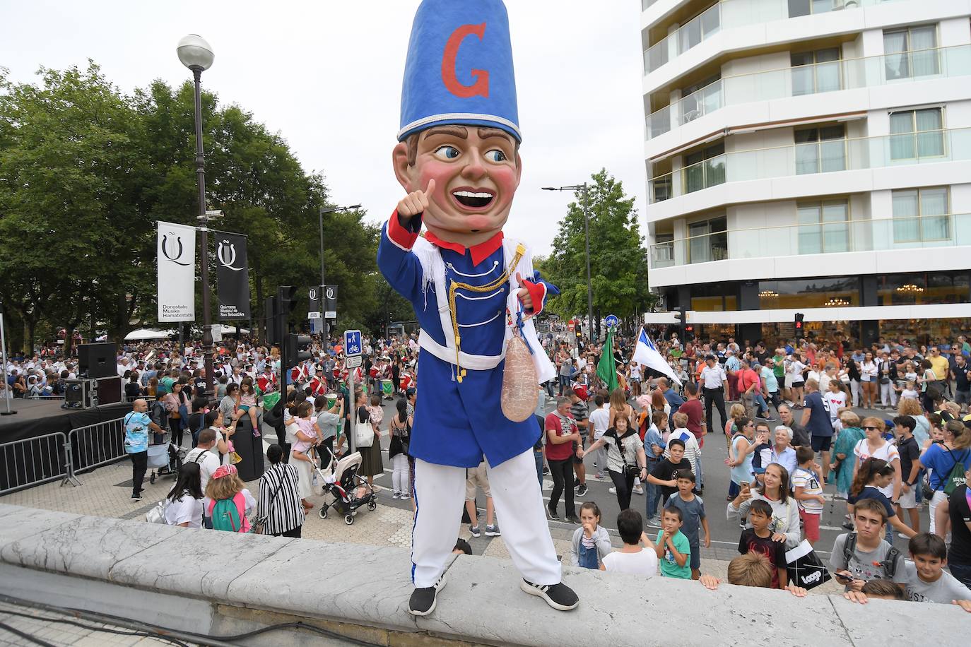 El tiempo respetó y la lluvia no hizo presencia en Donostia durante el inicio festivo de la Semana Grande 2019, lo que permitió que las calles de la ciudad se llenaran de donostiarras y visitantes para disfrutar del Cañonazo y del programa de actividades.