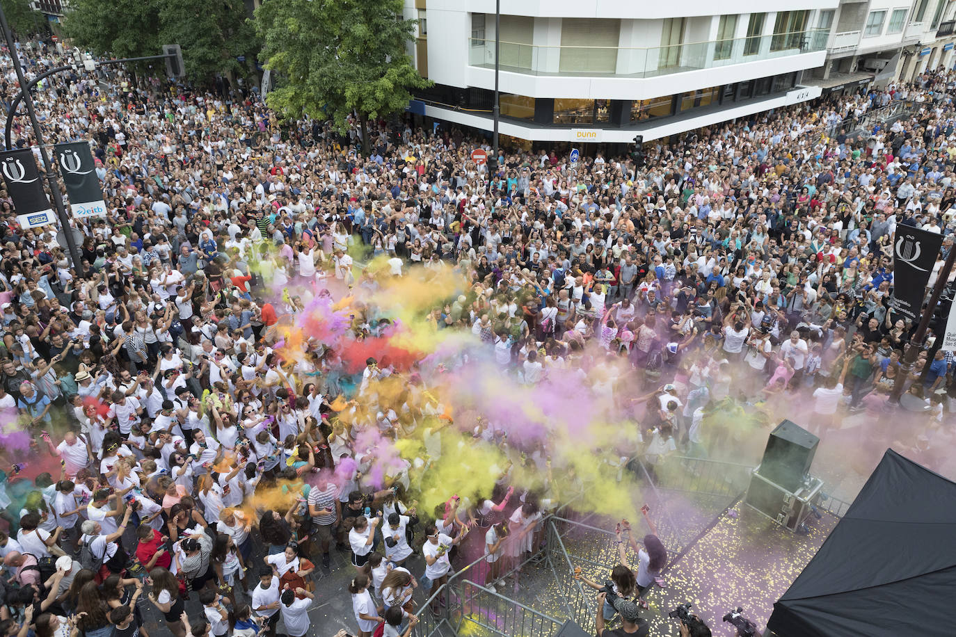 Una de las grandes novedades de esta Aste Nagusia 2019 ha sido la 'holi fest' hindú que se ha organizado en el Boulevard donostiarra