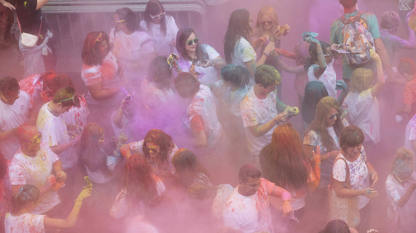 Una de las grandes novedades de esta Aste Nagusia 2019 ha sido la 'holi fest' hindú que se ha organizado en el Boulevard donostiarra