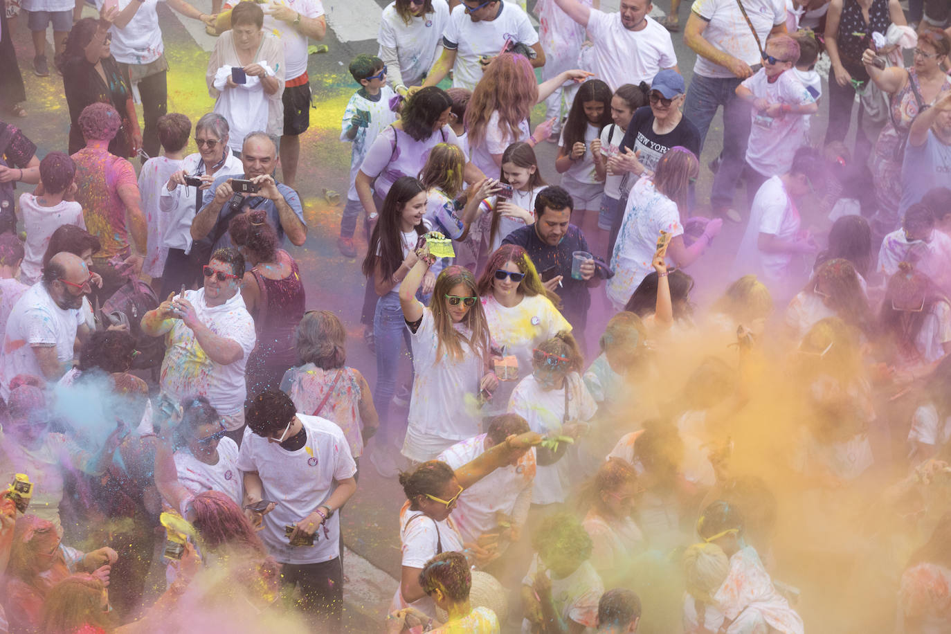 Una de las grandes novedades de esta Aste Nagusia 2019 ha sido la 'holi fest' hindú que se ha organizado en el Boulevard donostiarra