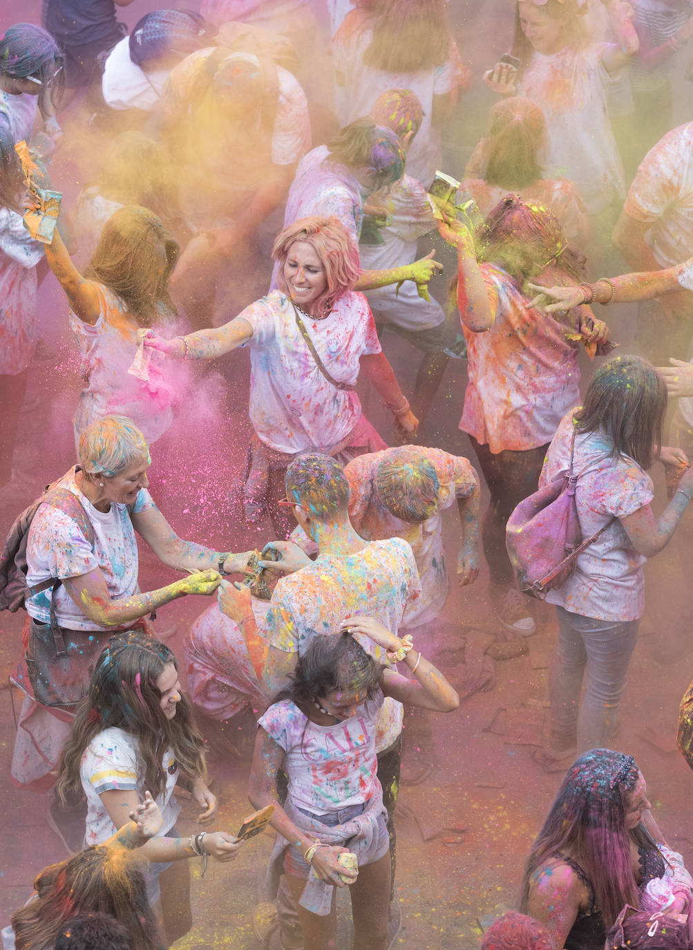 Una de las grandes novedades de esta Aste Nagusia 2019 ha sido la 'holi fest' hindú que se ha organizado en el Boulevard donostiarra