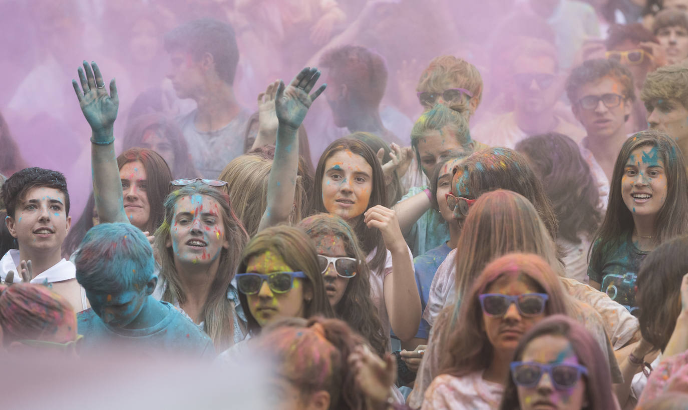 Una de las grandes novedades de esta Aste Nagusia 2019 ha sido la 'holi fest' hindú que se ha organizado en el Boulevard donostiarra