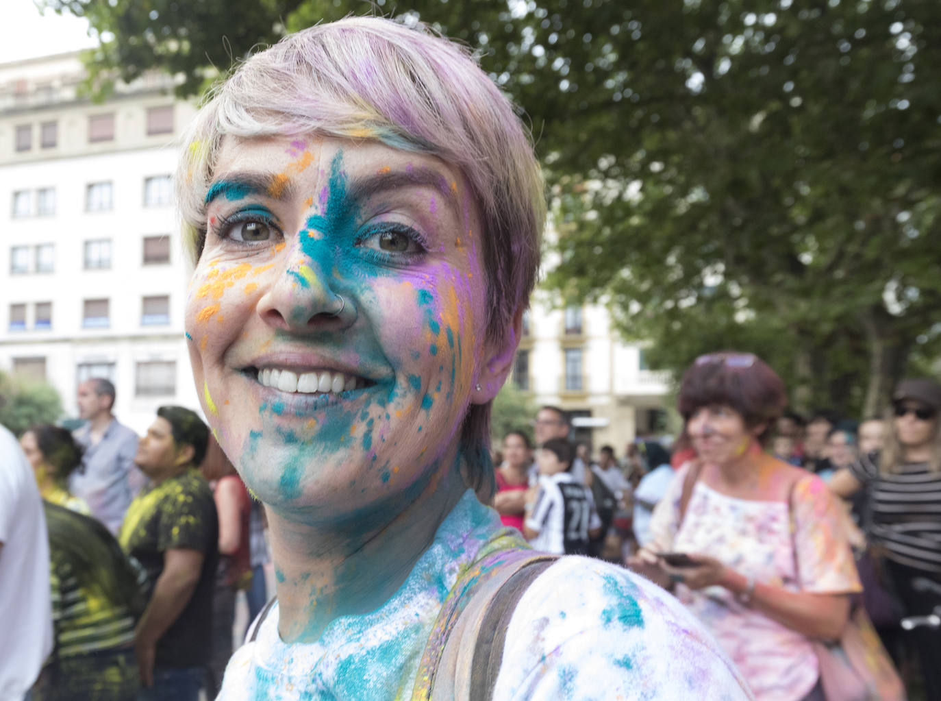 Una de las grandes novedades de esta Aste Nagusia 2019 ha sido la 'holi fest' hindú que se ha organizado en el Boulevard donostiarra