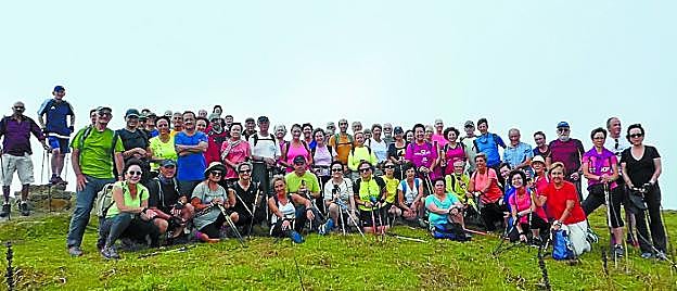 Participantes en la cima de Mitxitxola (Jaizkibel) en la excursión de cierre de la temporada.