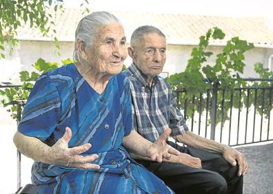 Imagen secundaria 1 - José Manuel Pilo, regidor de Fermoselle, delante de su pueblo. Abajo, Inés y Manuel, los últimos abuelos de Fornillos, pedanía donde se han instalado Teresa Cotorruelo, que elabora mermeladas.
