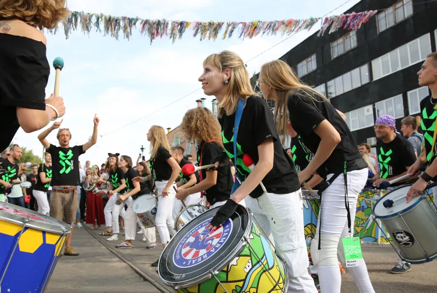 El festival Vulica traslada el baile y el arte a las calles de la ciudad de Minsk, Bielorrusia. Así, los descendientes de la cultura brasileña llenan la urbe de grafitis así como de otras expresiones artísticas. 