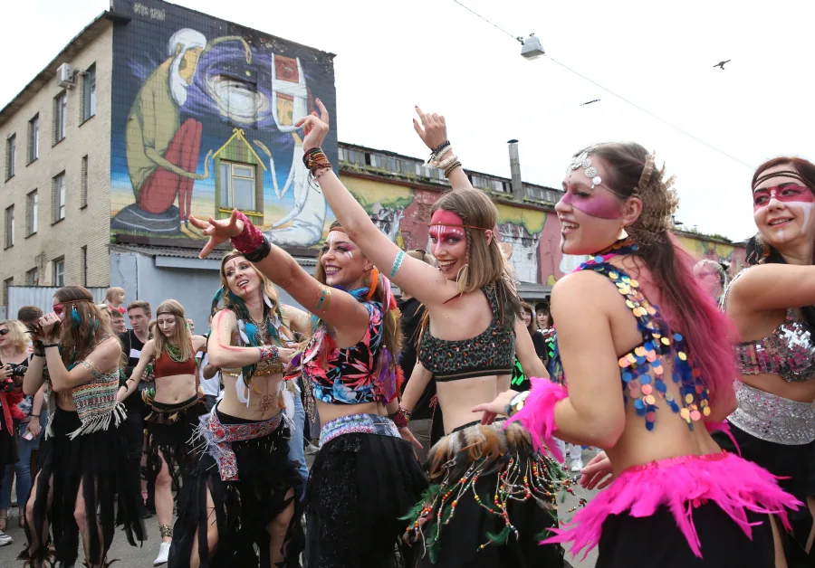 El festival Vulica traslada el baile y el arte a las calles de la ciudad de Minsk, Bielorrusia. Así, los descendientes de la cultura brasileña llenan la urbe de grafitis así como de otras expresiones artísticas. 