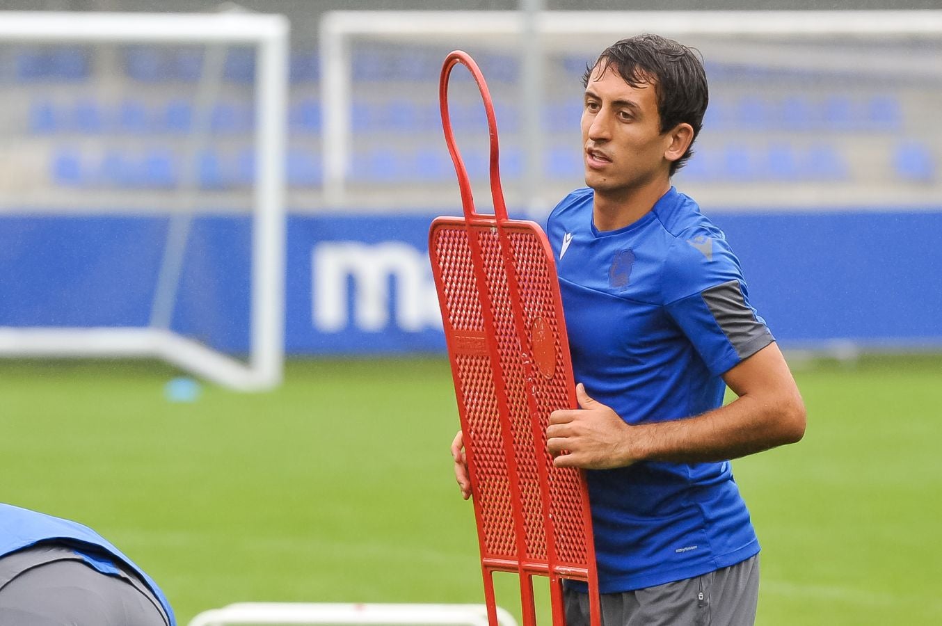 Solo diez jugadores de campo han saltado a las instalaciones del Jose Luis Orbegozo. El técnico oriotarra ha querido dar descanso a muchos de sus futbolistas tras los dos últimos partidos de pretemporada y citó en el entrenamiento de hoy a los que no participaron en la final de la Euskal Herriko Txapelketa.