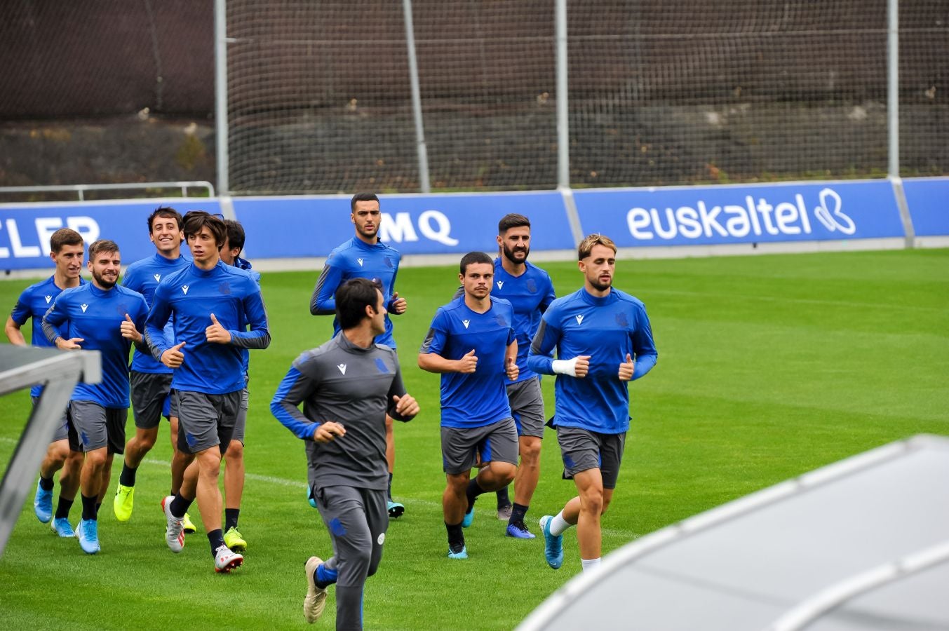 Solo diez jugadores de campo han saltado a las instalaciones del Jose Luis Orbegozo. El técnico oriotarra ha querido dar descanso a muchos de sus futbolistas tras los dos últimos partidos de pretemporada y citó en el entrenamiento de hoy a los que no participaron en la final de la Euskal Herriko Txapelketa.