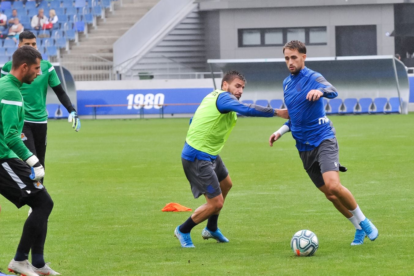 Solo diez jugadores de campo han saltado a las instalaciones del Jose Luis Orbegozo. El técnico oriotarra ha querido dar descanso a muchos de sus futbolistas tras los dos últimos partidos de pretemporada y citó en el entrenamiento de hoy a los que no participaron en la final de la Euskal Herriko Txapelketa.