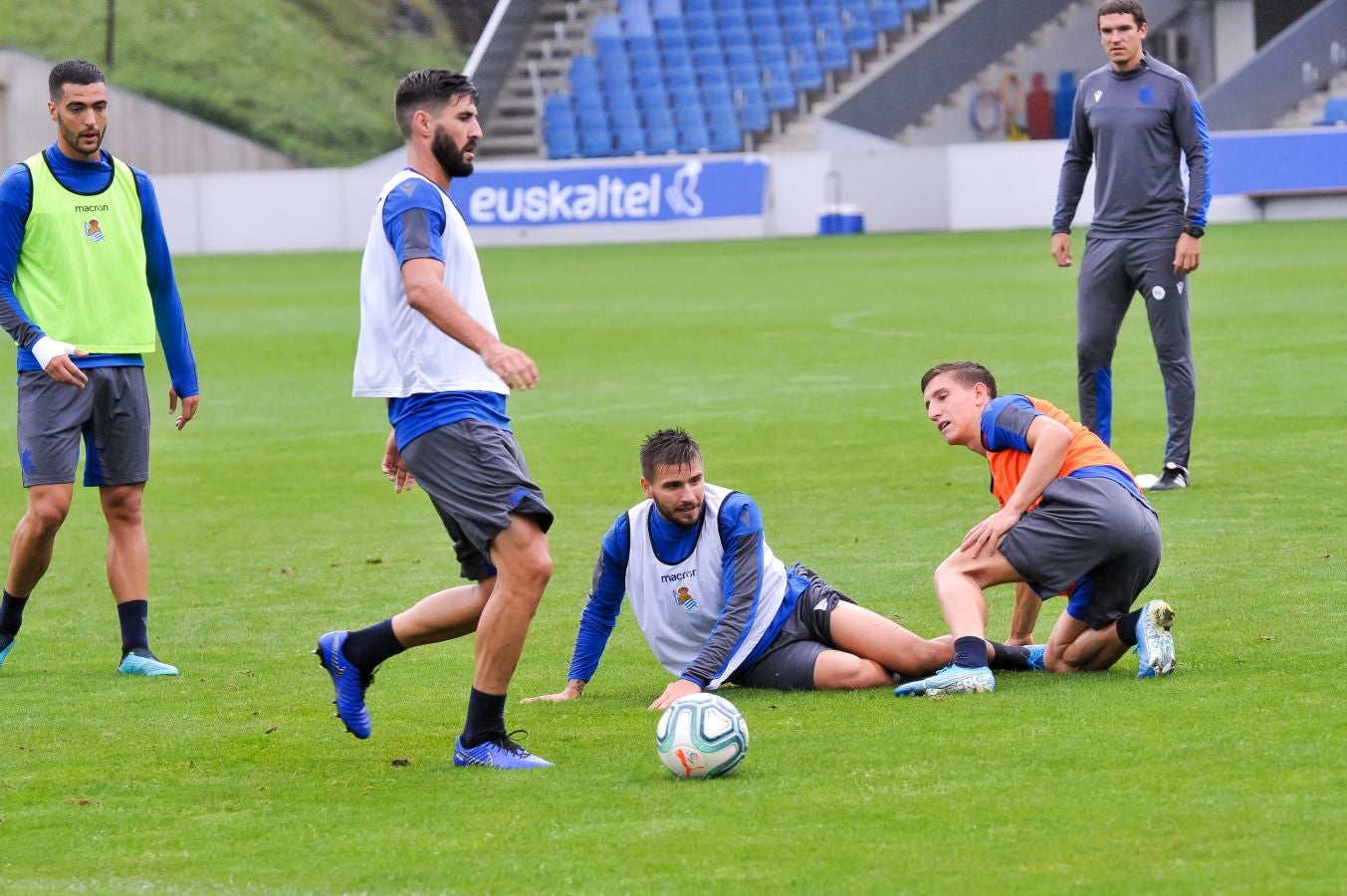Solo diez jugadores de campo han saltado a las instalaciones del Jose Luis Orbegozo. El técnico oriotarra ha querido dar descanso a muchos de sus futbolistas tras los dos últimos partidos de pretemporada y citó en el entrenamiento de hoy a los que no participaron en la final de la Euskal Herriko Txapelketa.