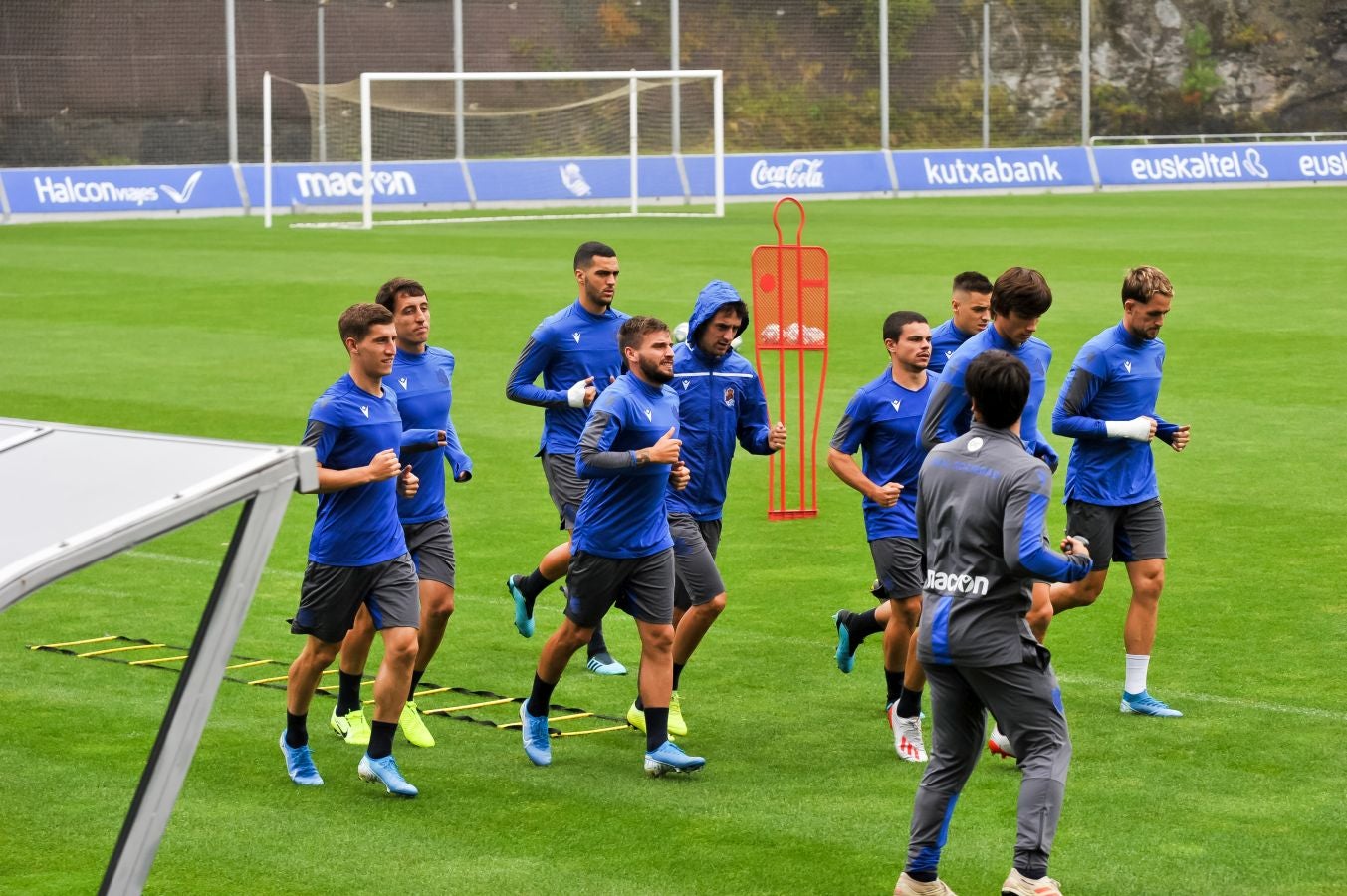 Solo diez jugadores de campo han saltado a las instalaciones del Jose Luis Orbegozo. El técnico oriotarra ha querido dar descanso a muchos de sus futbolistas tras los dos últimos partidos de pretemporada y citó en el entrenamiento de hoy a los que no participaron en la final de la Euskal Herriko Txapelketa.