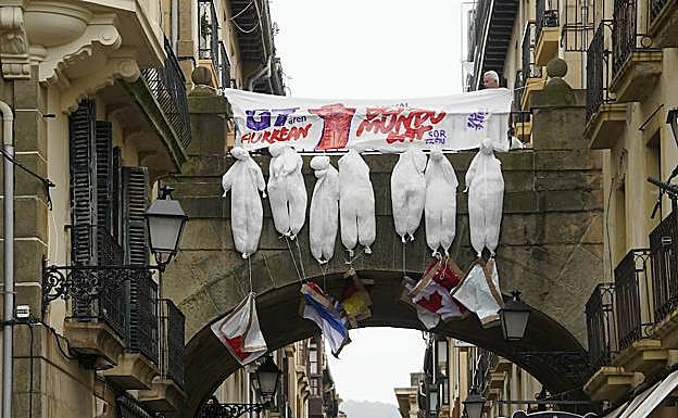 Un cartel contra el G-7 en la Parte Vieja donostiarra.