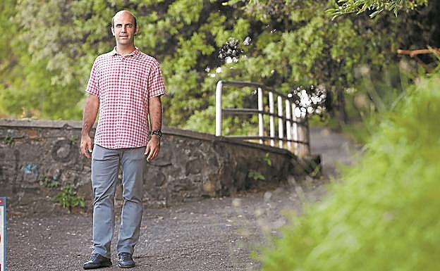 El ingeniero agrónomo, Urtzi Leibar, en un parque de Donostia.