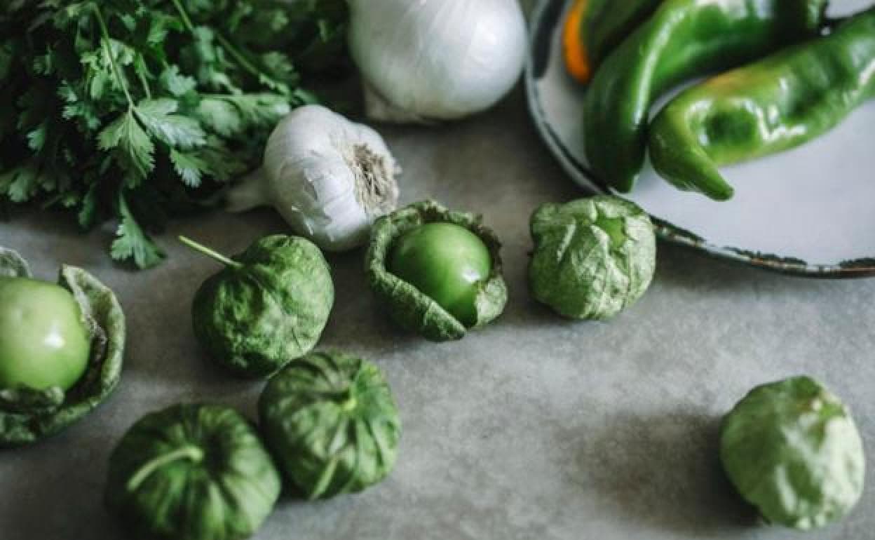 El tomatillo está cubierto por una cáscara que se rompe al madurar el contenido. 