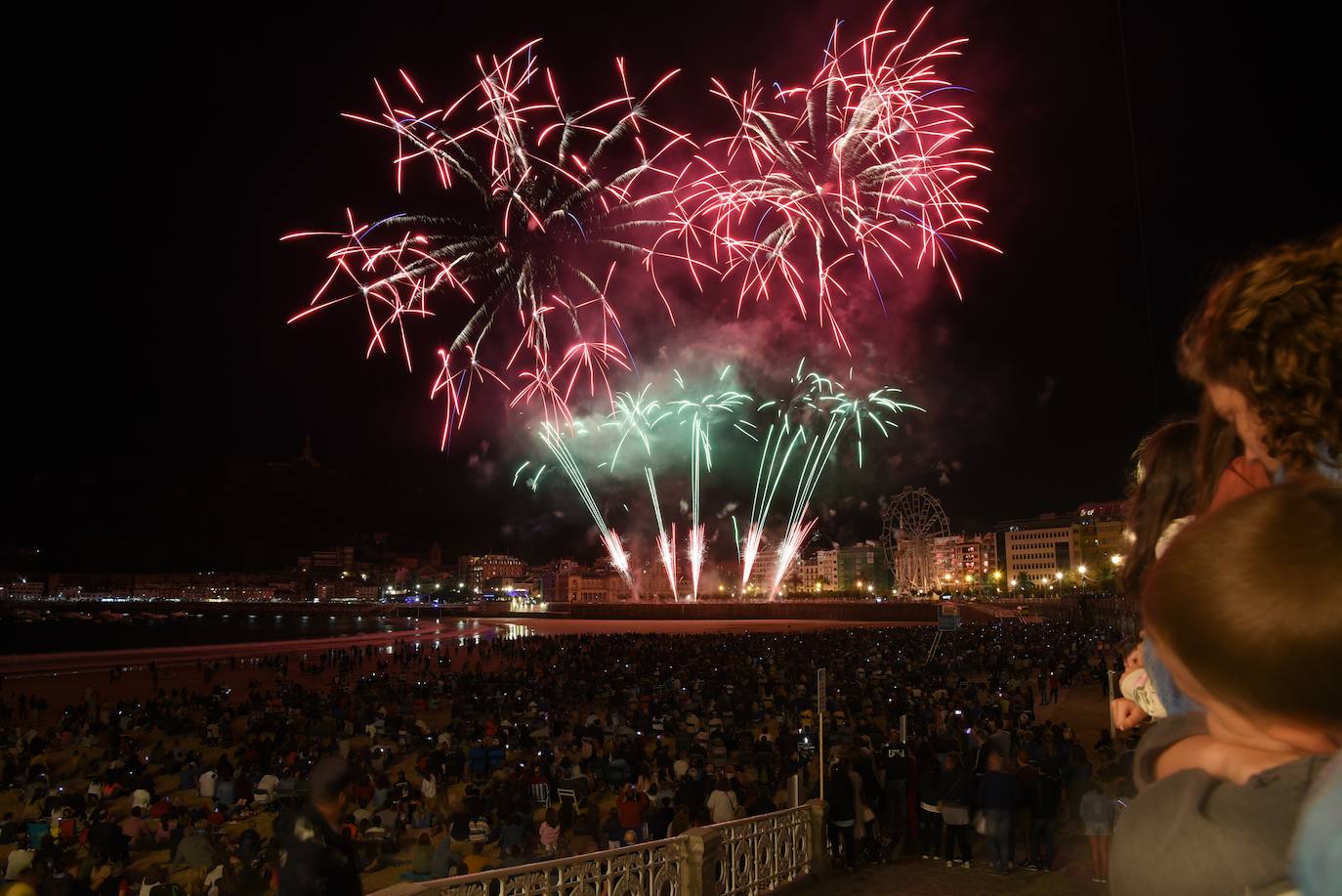 Fotos: Buen debut de la pirotecnia italina Scarsella Fireworks