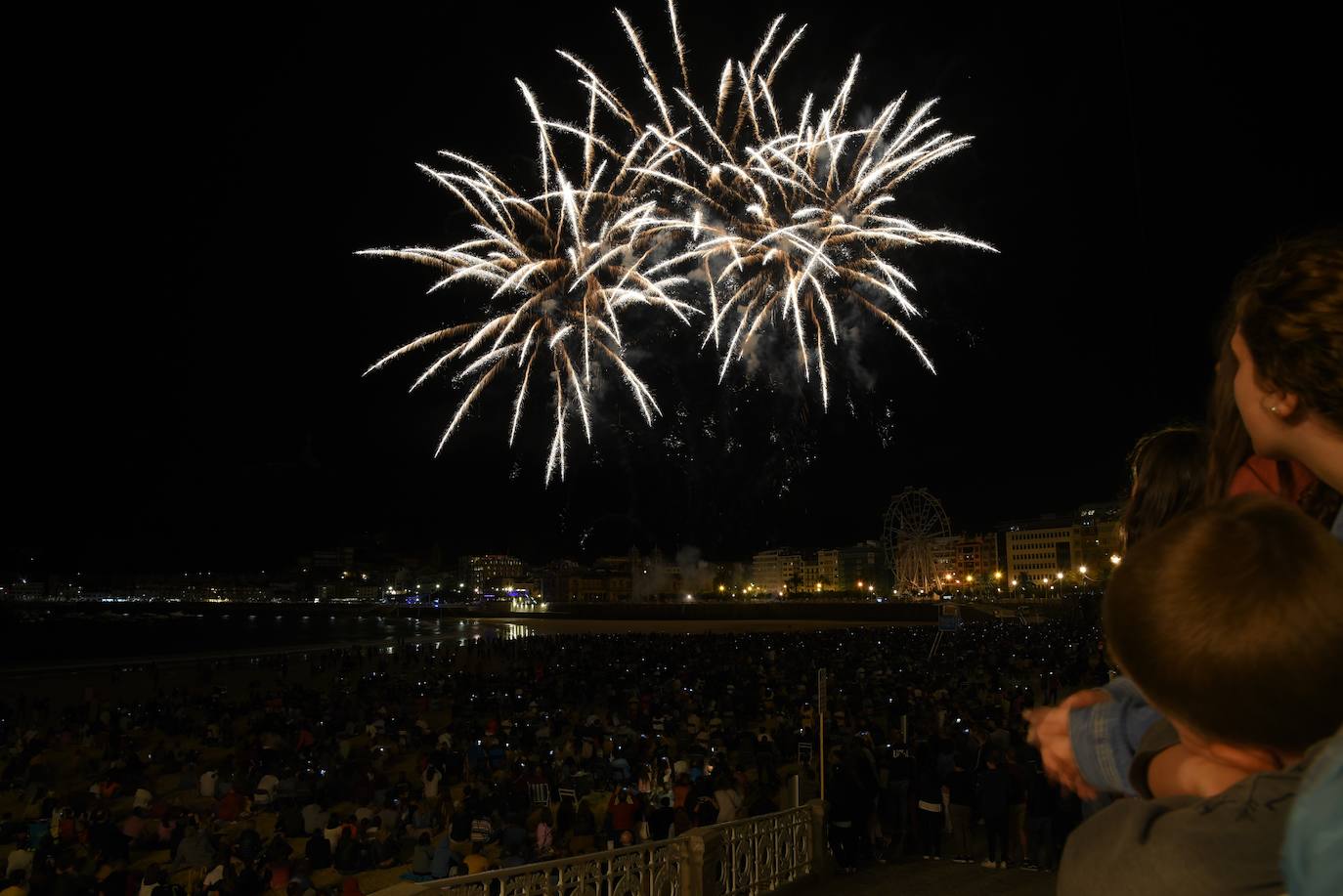 Fotos: Buen debut de la pirotecnia italina Scarsella Fireworks