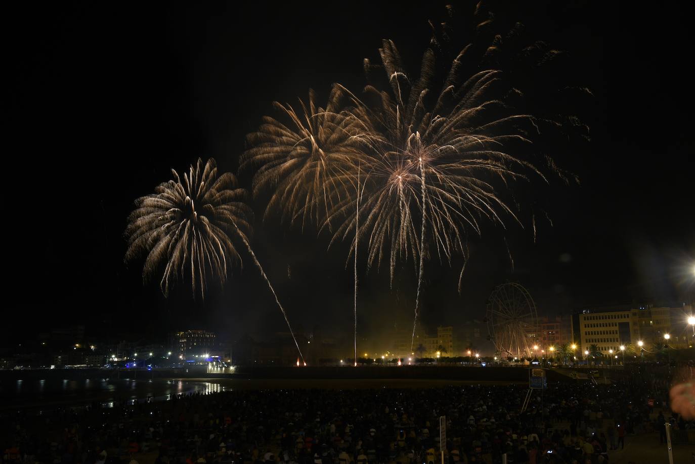 Fotos: Buen debut de la pirotecnia italina Scarsella Fireworks