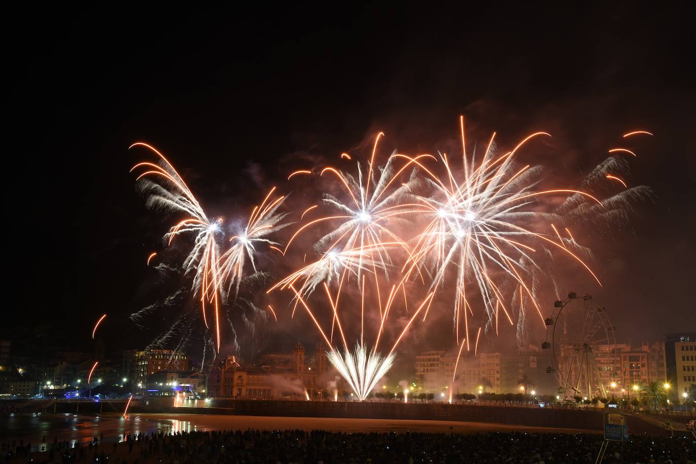 Fotos: Buen debut de la pirotecnia italina Scarsella Fireworks