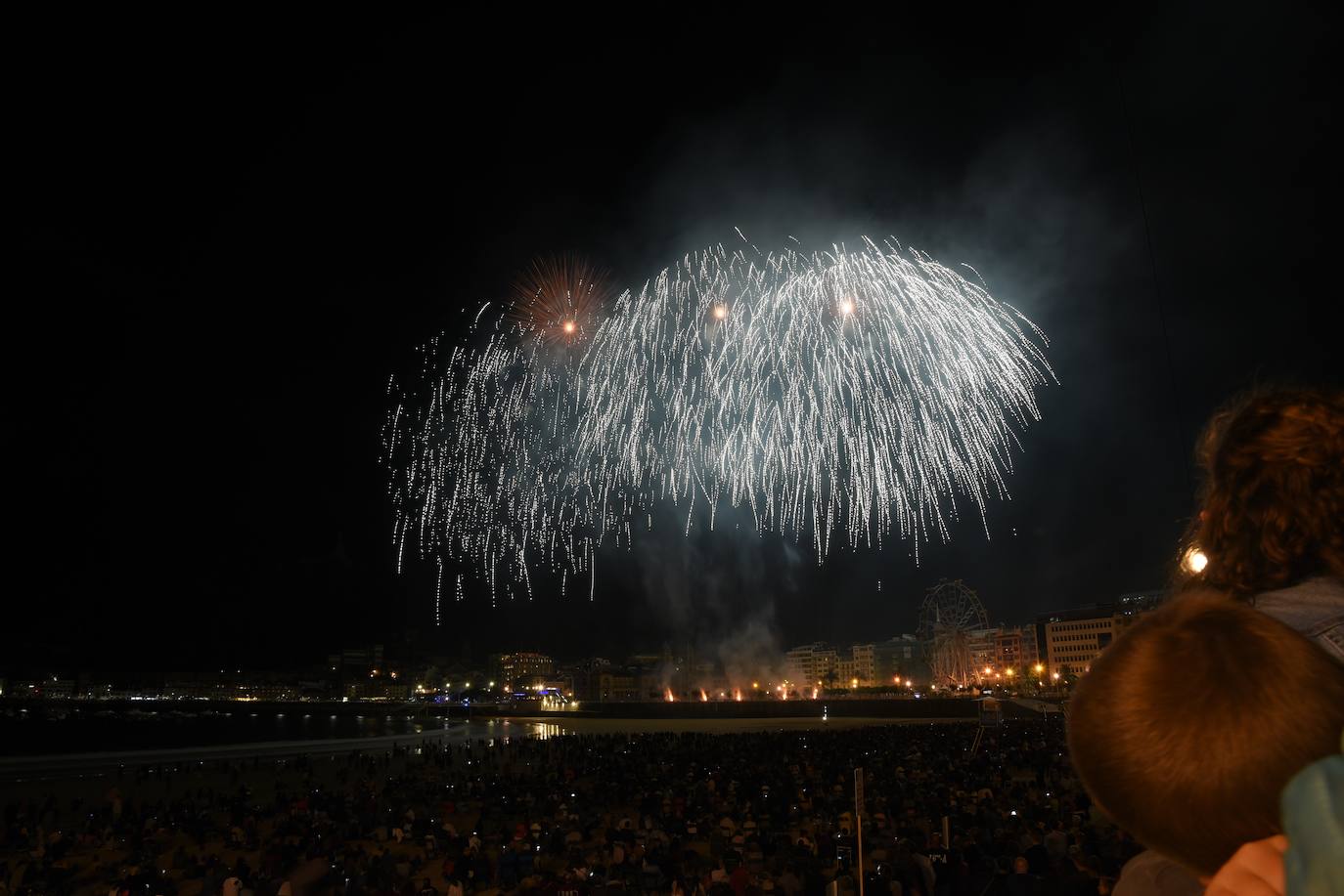 Fotos: Buen debut de la pirotecnia italina Scarsella Fireworks