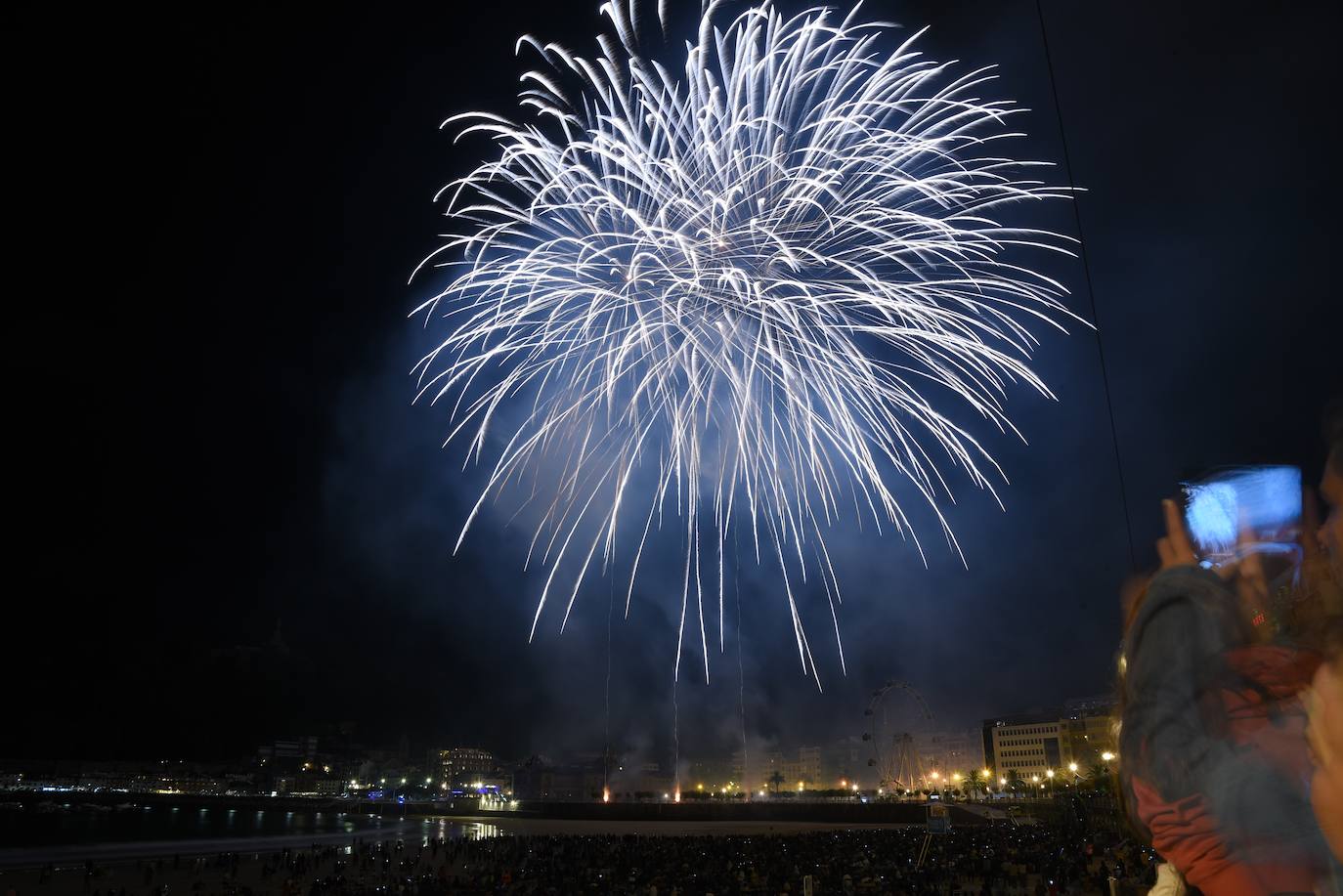 Fotos: Buen debut de la pirotecnia italina Scarsella Fireworks