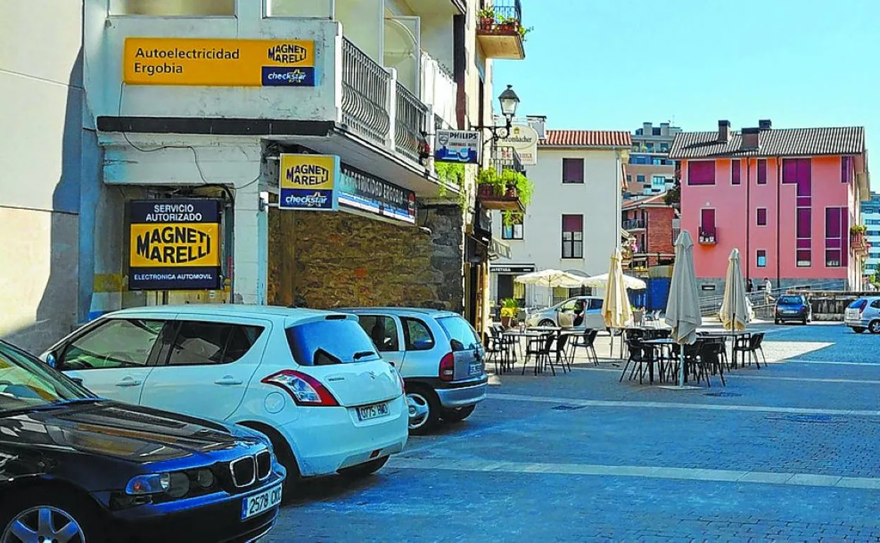 Imagen actual de la plaza del barrio de Ergobia, con vehículos aparcados.