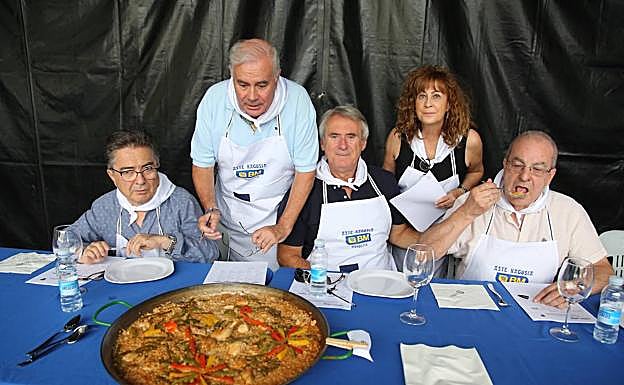 Imagen principal - Los meimbros del jruado y participantes en el concurso.