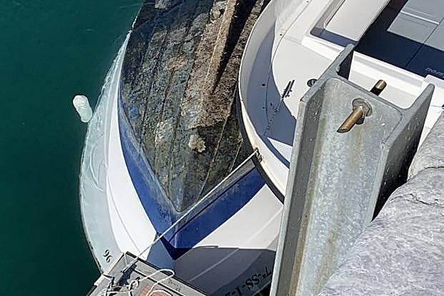 La embarcación ha sido remontada hoy hasta el muelle donostiarra. 