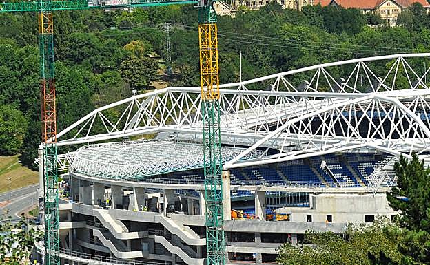 La cubierta del fondo norte de Anoeta se está instalando estos días, como se aprecia en la imagen de ayer. 