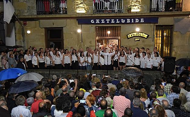 Festara novedoso en el que por primera vez se escucharon voces femeninas