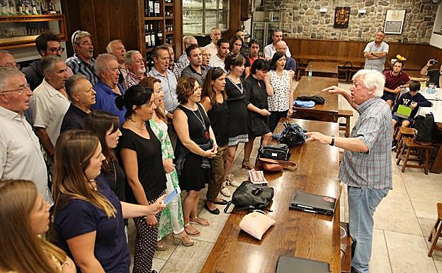 El coro de Gaztelubide, con las mujeres que se incorporan este año al Festara, durante el ensayo general celebrado ayer en la sociedad