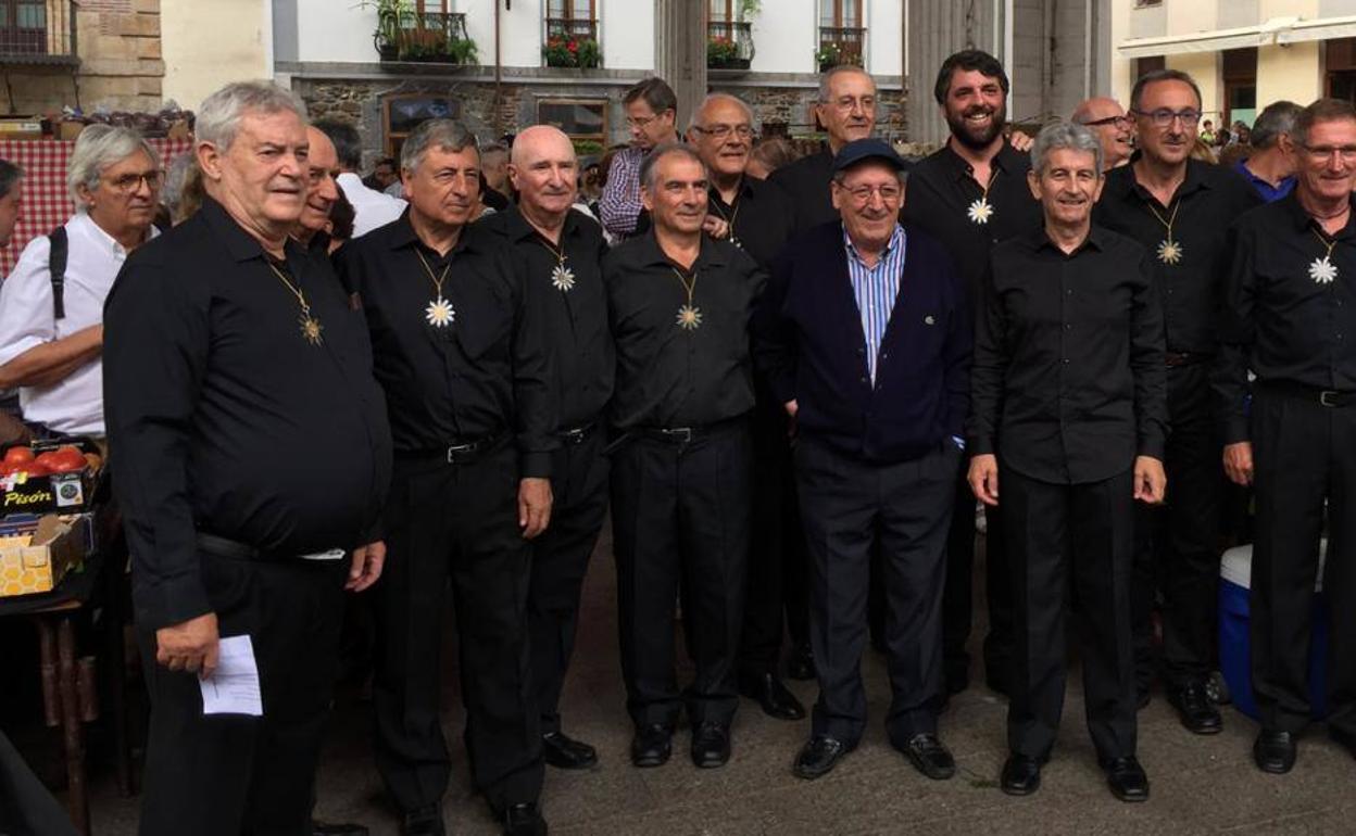 Pepe Arzelus, ante el órgano de la parroquia de Gabiria; y en el centro, junto al ochote Eguzkilore que visitó Ordizia en agosto del año pasado. 