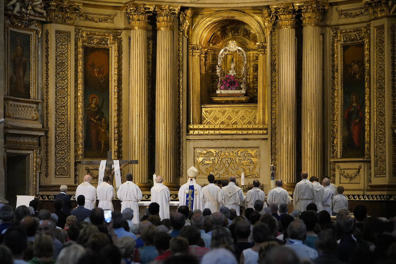 Fotos: La Salve llena la basílica de Santa María