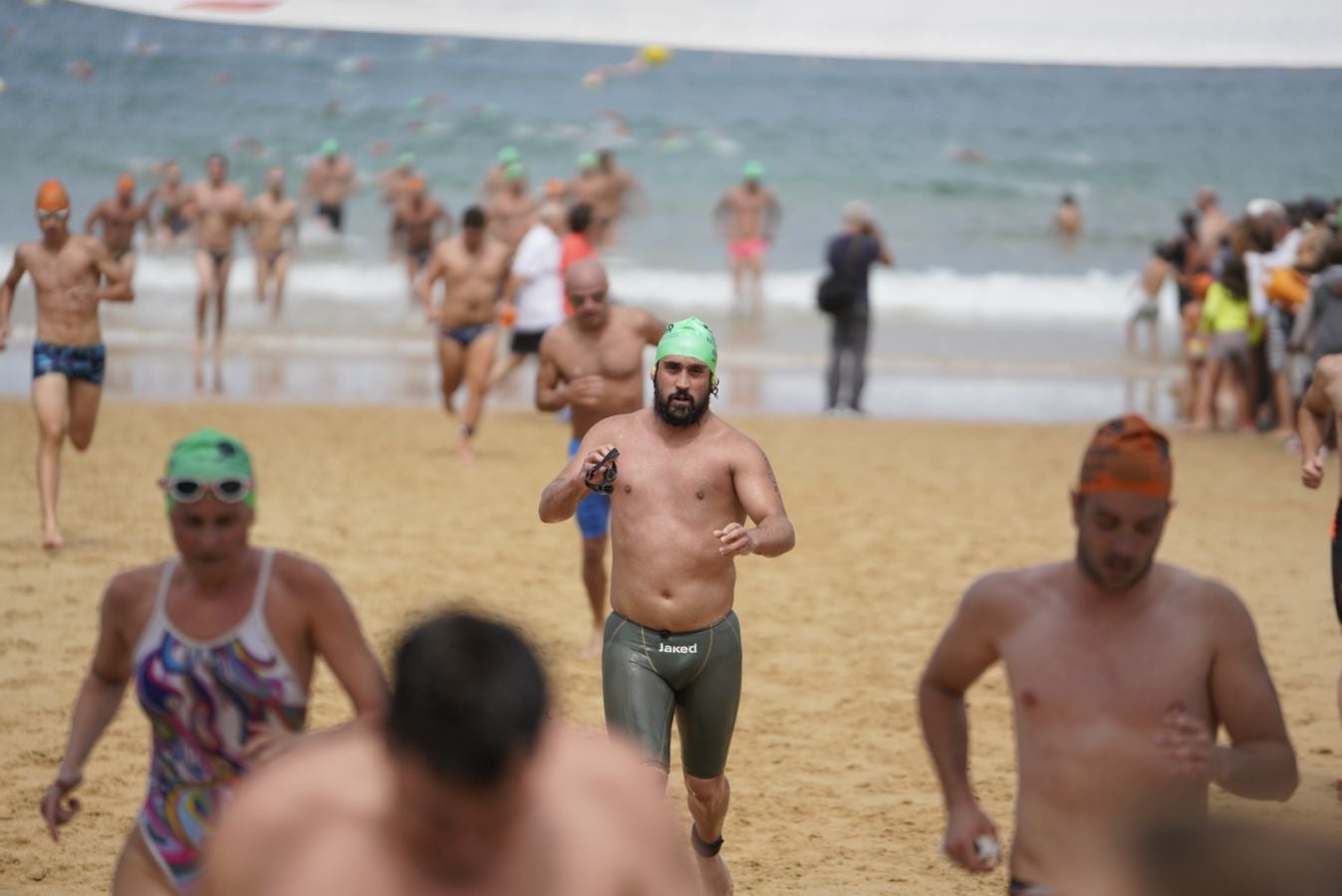 Fotos: Los adultos terminan la travesía a nado
