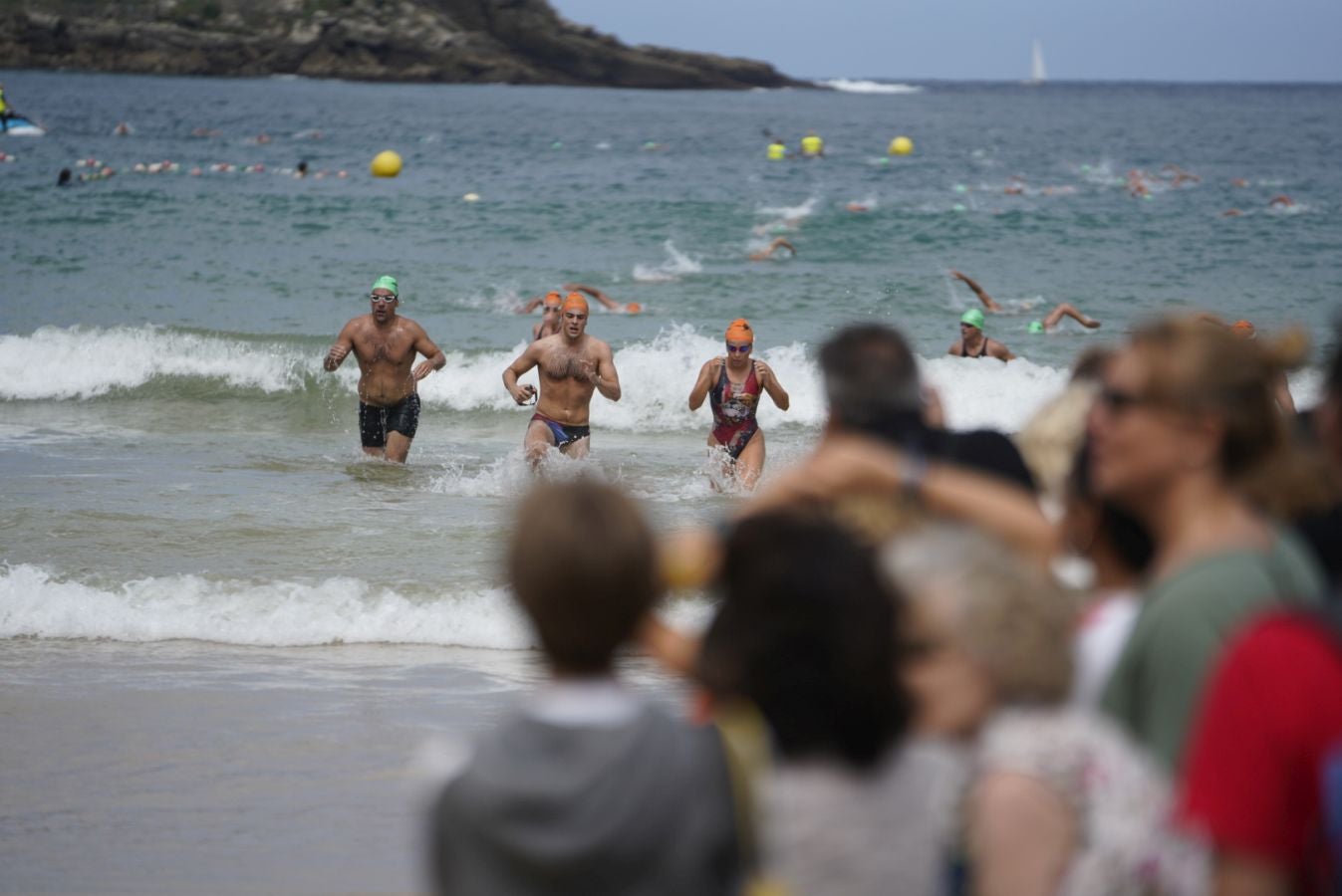 Fotos: Los adultos terminan la travesía a nado
