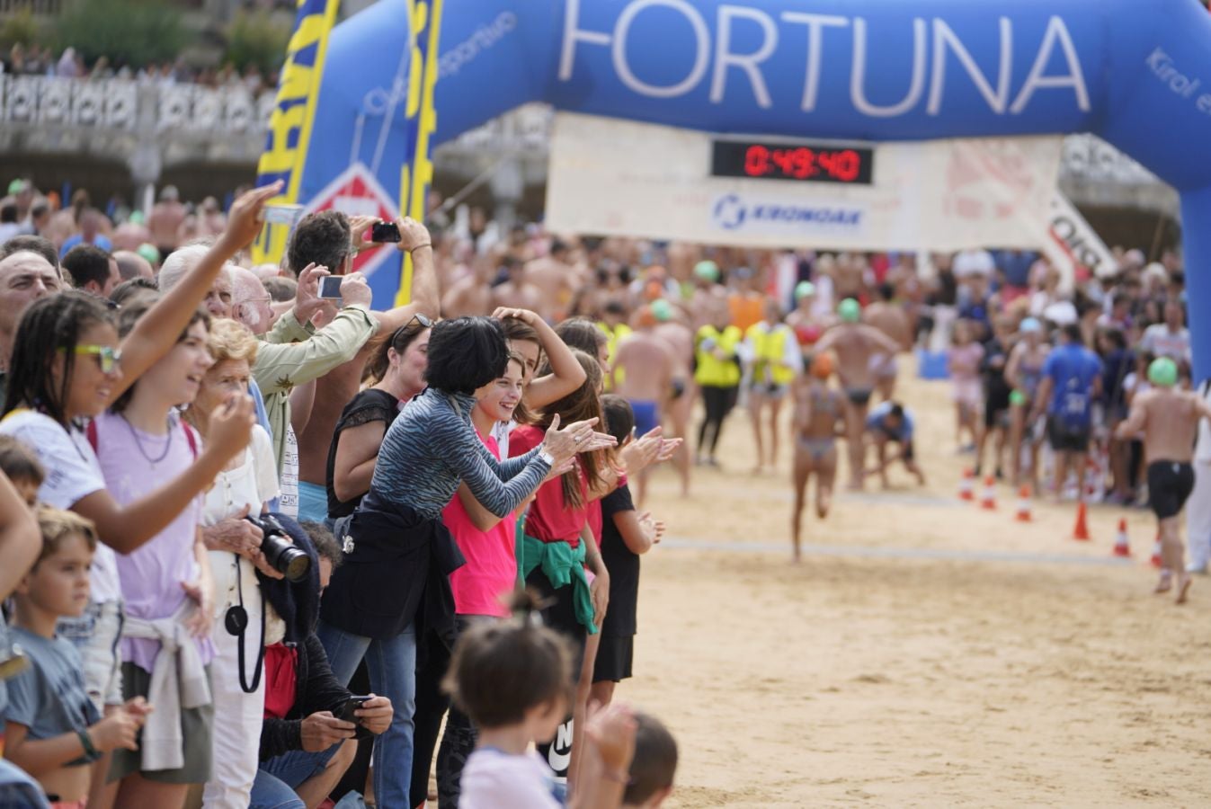 Fotos: Los adultos terminan la travesía a nado