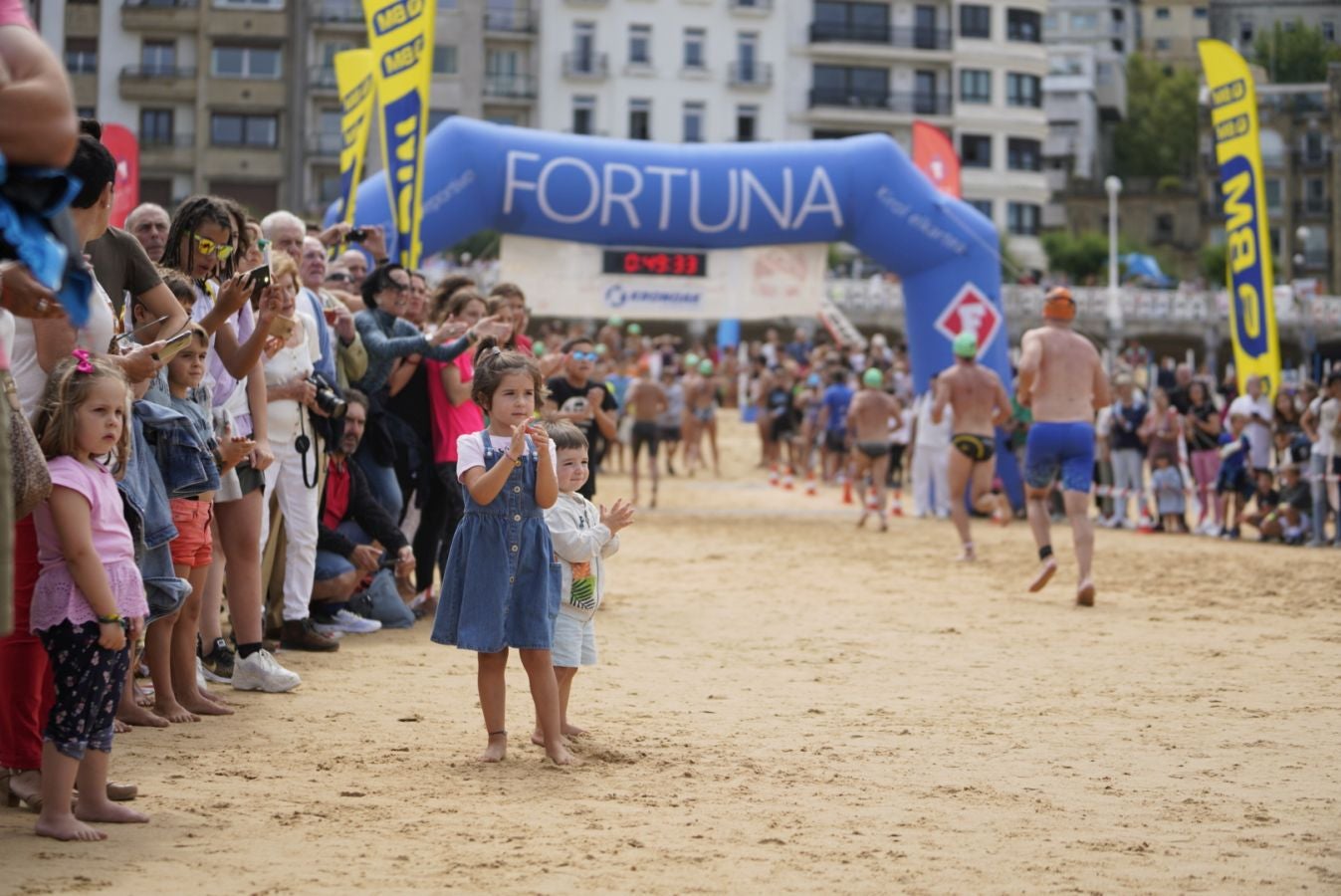 Fotos: Los adultos terminan la travesía a nado