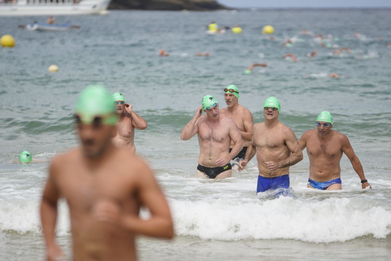 Fotos: Los adultos terminan la travesía a nado