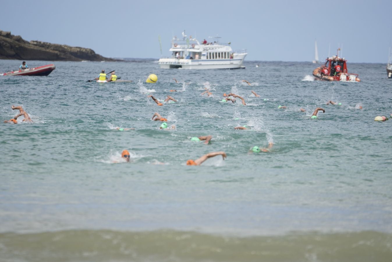 Fotos: Los adultos terminan la travesía a nado
