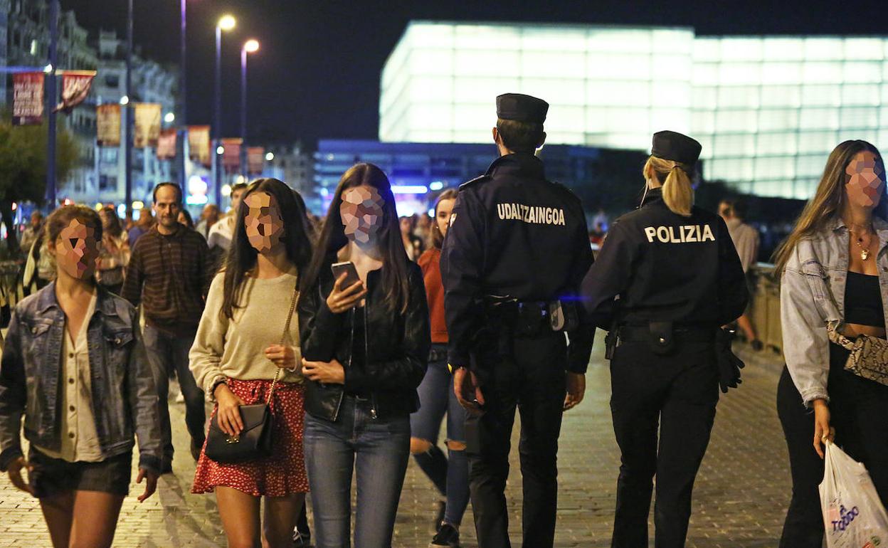 Policías patrullan en el ambiente nocturno de la Semana Grande de San Sebastián. Las mujeres lamentan no poder sentirse seguras si van solas por las calles.