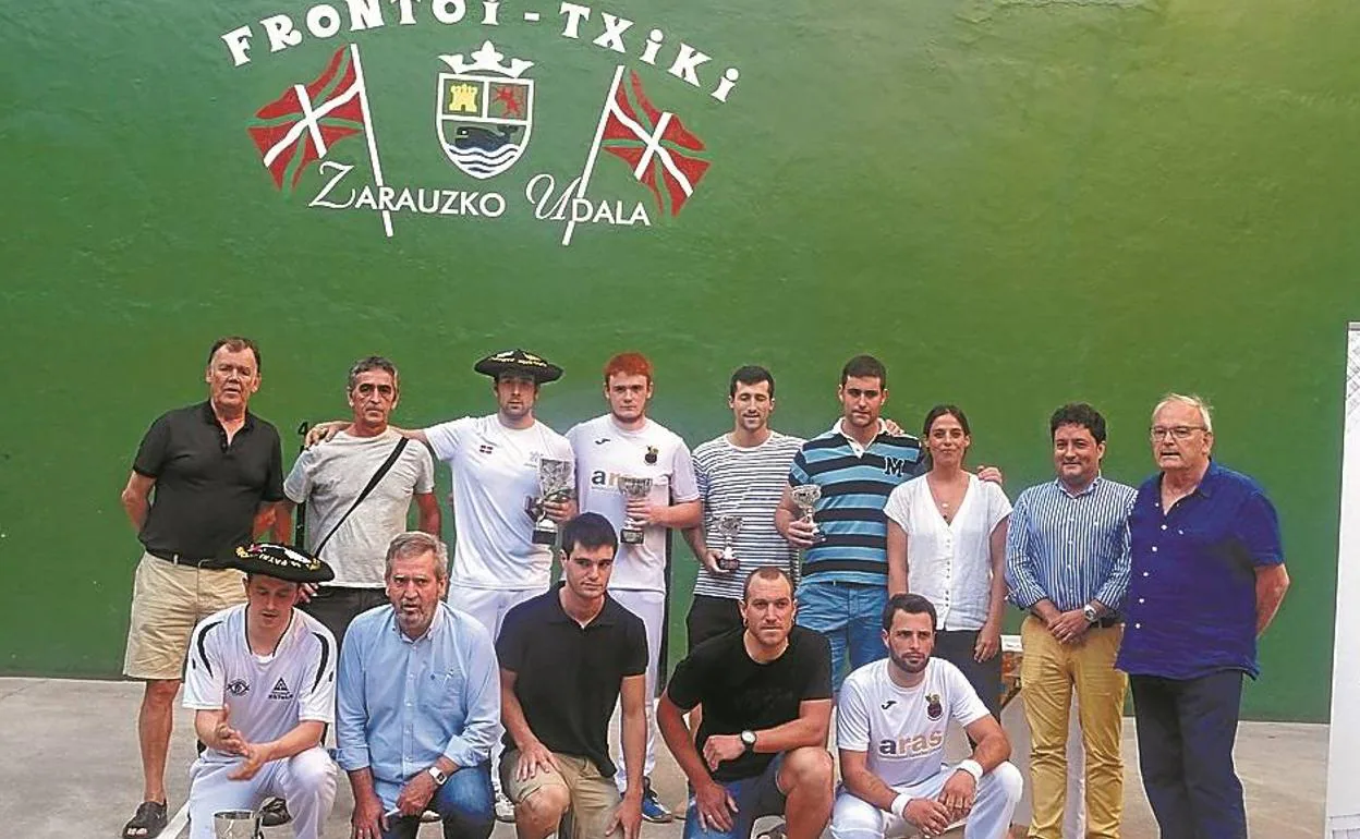 Foto de familia de las finales del Memorial Zaporra, con pelotaris, organizadores y autoridades.