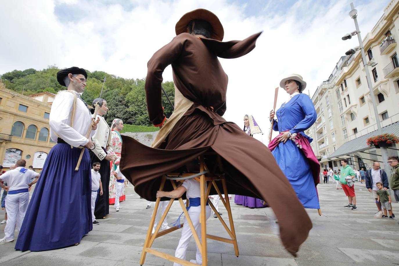 Fotos: Los gigantes de Irun se «hermanan» con los de Donostia